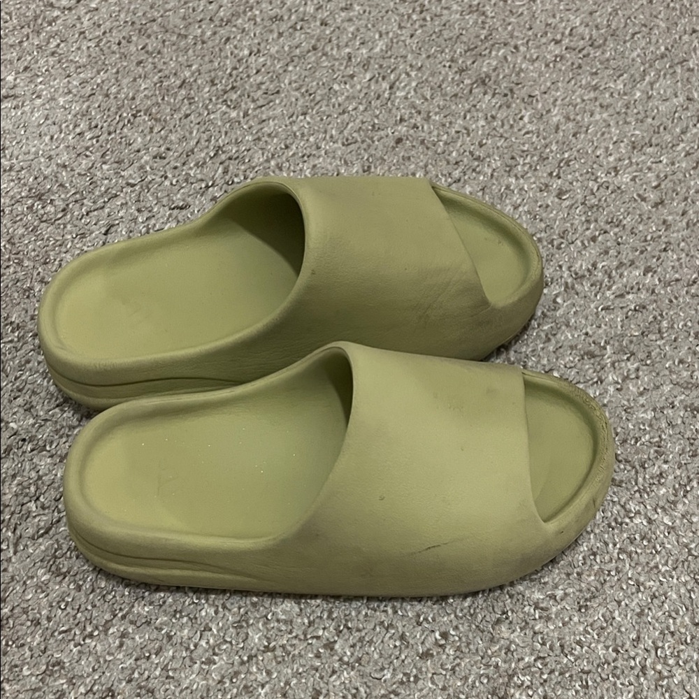 yeezy resin slide